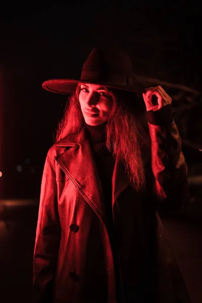 Chica Con Sombrero Retrato Por Noche Impermeable Una Parcela Iluminado — Foto de Stock