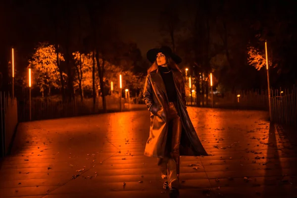 Menina Com Chapéu Andando Calmamente Através Parque Uma Noite Inverno — Fotografia de Stock