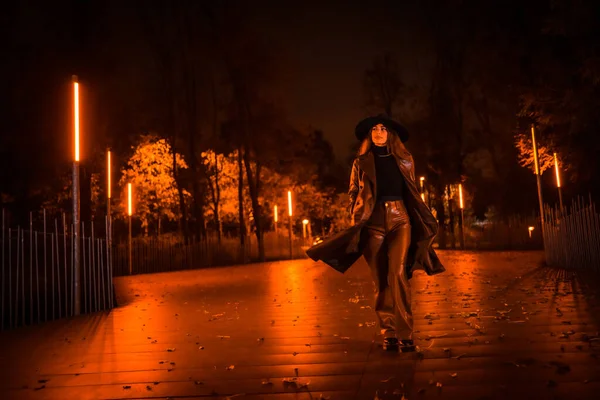 Menina Chapéu Andando Calmamente Por Parque Uma Noite Inverno Desfrutando — Fotografia de Stock