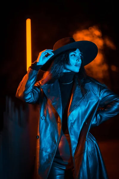 Menina Com Chapéu Uma Pose Noite Com Iluminação Led Azul — Fotografia de Stock