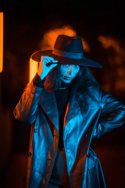 晚上戴帽子的女孩 头戴蓝色铅灯 冬夜时尚 — 图库照片