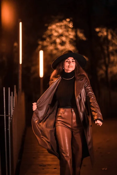 Chica Morena Caucásica Con Sombrero Caminando Por Noche Parque Moda — Foto de Stock