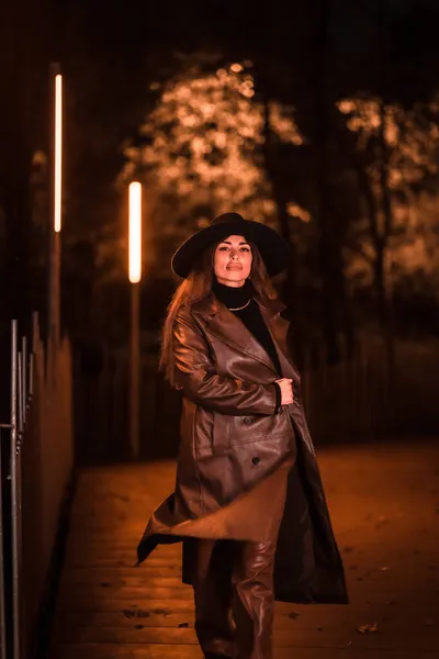 Chica Morena Caucásica Con Sombrero Caminando Por Noche Parque Moda — Foto de Stock