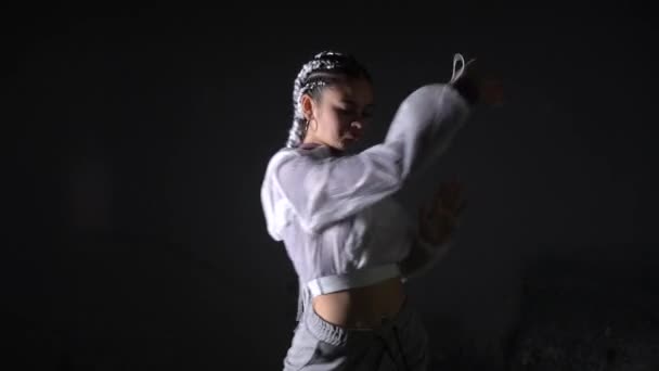 ラップダンサーとともに白い組紐と白いトレーナーダンス夜に壁に 官能的で挑発的なビデオ現実的な白い光 4Kビデオ — ストック動画