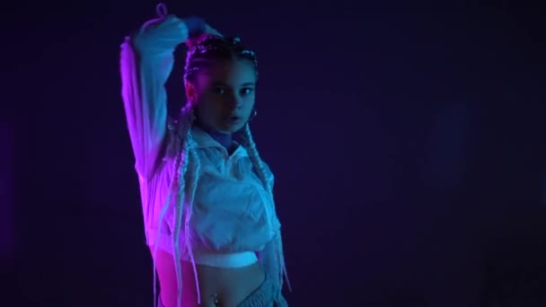 青とピンクの光の中でネオンと踊り 頭と肩の動き 4Kビデオを白い組紐でラップダンサー — ストック動画