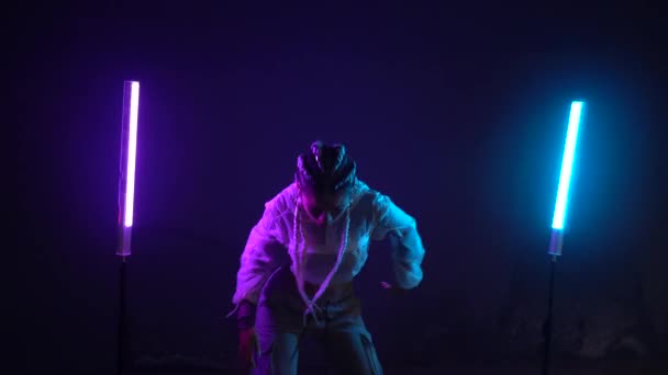 Neon Işıklarıyla Dans Eden Rap Dansçısının Mavi Pembe Işıklı Baş — Stok video
