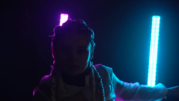 Neon Işıklarıyla Dans Eden Tuzak Rap Dansçısı Mavi Kırmızı Işıklarla — Stok video