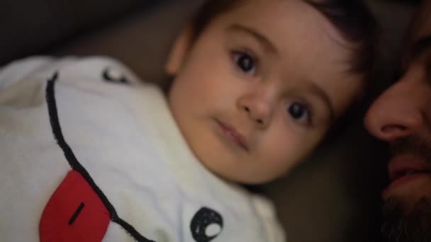 Bebê Chorando Com Dor Seus Primeiros Dentes Deitado Sofá Casa — Vídeo de Stock