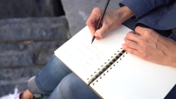 Escritura Mano Diario Chica Irreconocible Escribiendo Una Poesía Junto Mar — Vídeos de Stock