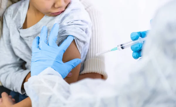 Egy Női Orvos Beadja Vakcinát Egy Gyermeknek Anyjával Gyermekeknél Védőoltás — Stock Fotó