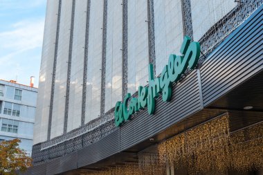 Zaragoza, Aragon, İspanya: Aralık 2021: Zaragoza kentindeki El Corte Ingles alışveriş merkezi