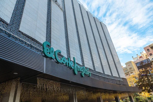 Zaragoza, Aragon, İspanya: Aralık 2021: Zaragoza kentindeki El Corte Ingles alışveriş merkezi