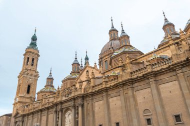 Aragon 'daki Ebro nehrinin yanındaki Zaragoza şehrindeki Nuestra Senora del Pilar Bazilikası. İspanya