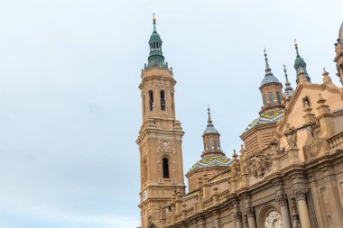 Aragon 'daki Ebro nehrinin yanındaki Zaragoza şehrindeki Nuestra Senora del Pilar Bazilikası. İspanya