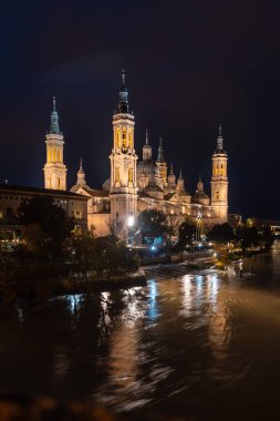 Aragon 'un Zaragoza kentindeki Ebro nehri üzerindeki Baslica de Nuestra Senora del Pilar. İspanya