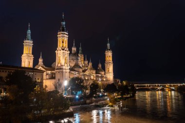 Aragon 'un Zaragoza kentindeki Ebro nehri üzerindeki Baslica de Nuestra Senora del Pilar. İspanya