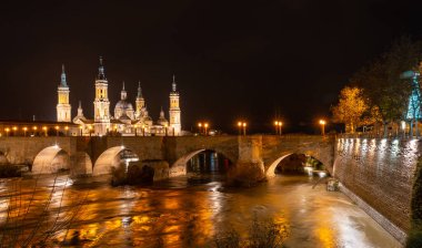 Aragon 'un Zaragoza kentindeki Ebro nehri üzerindeki Nuestra Sinyora del Pilar Bazilikası' nın yanındaki Puente de Piedra 'da uzun süre görülmüştür. İspanya