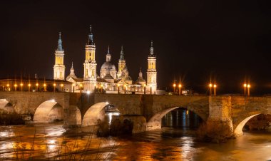 Aragon 'un Zaragoza kentindeki Ebro nehri üzerindeki Nuestra Sinyora del Pilar Bazilikası' nın yanındaki Puente de Piedra 'da uzun süre görülmüştür. İspanya