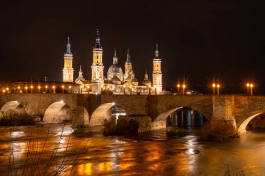 Aragon 'un Zaragoza kentindeki Ebro nehri üzerindeki Nuestra Sinyora del Pilar Bazilikası' nın yanındaki Puente de Piedra 'da uzun süre görülmüştür. İspanya