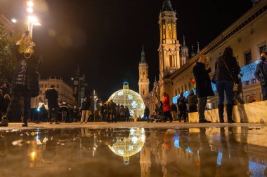 Noel Zaragoza 'da Aragon' daki Ebro nehrinin yanındaki Zaragoza şehrinde. İspanya