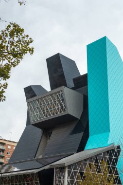 Aragon 'daki Ebro nehrinin yanındaki Zaragoza şehrindeki modern gri ve yeşil IAACC Pablo Serrano binası. İspanya
