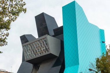 Aragon 'daki Ebro nehrinin yanındaki Zaragoza şehrindeki modern gri ve yeşil IAACC Pablo Serrano binası. İspanya