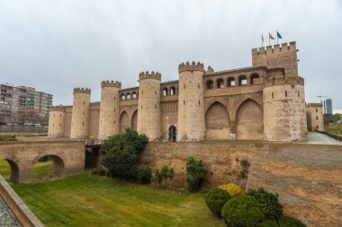 Aragon 'daki Ebro nehrinin yanındaki Zaragoza şehrindeki Aljaferia Sarayı. İspanya