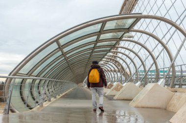 Aragon 'daki Ebro nehrinin yanındaki Zaragoza şehrindeki Uluslararası Sergi' ye ulaşmak için Üçüncü Milenyum Köprüsü 'nde genç bir turist. İspanya