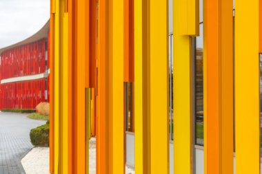 Aragon 'daki Ebro nehrinin yanındaki Zaragoza şehrindeki Uluslararası Sergi' deki binaların kırmızı, turuncu ve sarı dokuları. İspanya