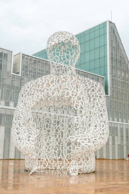 Zaragoza şehrindeki Uluslararası Sergi 'de Zaragoza Konferans Merkezi' nin yanındaki El Alma del Ebro heykeli, 2008 fuarı, Aragon 'daki Ebro nehrinin yanında. İspanya