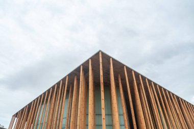 Aragon 'daki Ebro nehrinin yanındaki Zaragoza, 2008 Uluslararası Fuarı' nda İspanya Expo 2008 Pavyonu 'nun modern binası ve sütunları. İspanya