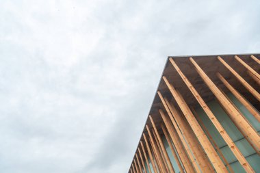 Aragon 'daki Ebro nehrinin yanındaki Zaragoza, 2008 Uluslararası Fuarı' nda İspanya Expo 2008 Pavyonu 'nun modern binası ve sütunları. İspanya