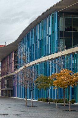 Aragon 'daki Ebro nehrinin yanındaki Zaragoza şehrindeki Uluslararası Sergi' deki yeşil ve mavi binalarda renkli dokular sergileniyor. İspanya