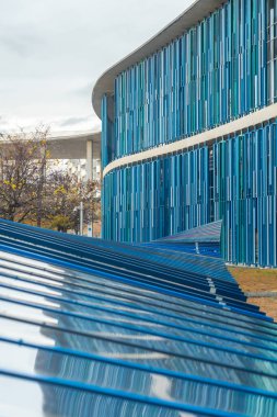 Aragon 'daki Ebro nehrinin yanındaki Zaragoza şehrindeki Uluslararası Sergi' deki yeşil ve mavi binaların dokuları ve yansımaları. İspanya