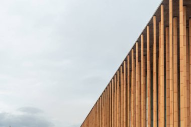 Aragon 'daki Ebro nehrinin yanındaki Zaragoza, 2008 Uluslararası Fuarı' nda İspanya Expo 2008 Pavyonu 'nun modern binası ve sütunları. İspanya