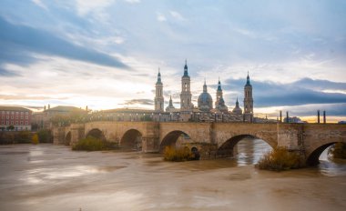 Aragon 'un Zaragoza kentindeki Ebro nehrinden Basilica de Nuestra Senora del Pilar' ın alacakaranlıkta uzun süre görülmesi. İspanya