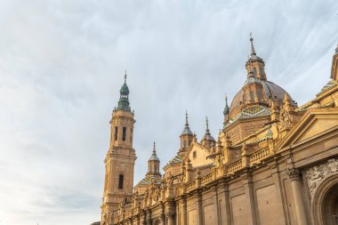 Gün batımında Zaragoza 'daki Plaza del Pilar' dan Torres de la Basilica, Aragon. İspanya