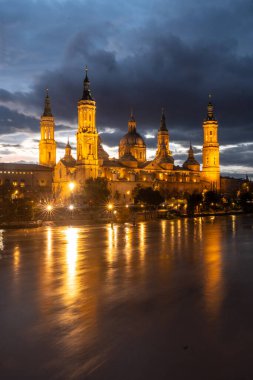 Bazilika De Nuestra Senora del Pilar gece Aragon 'un Zaragoza kentindeki Ebro nehrinden aydınlandı. İspanya
