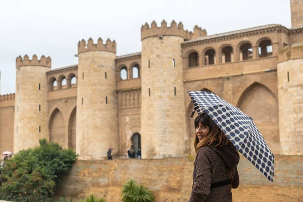 Een Jonge Vrouw Met Een Paraplu Het Aljaferia Paleis Van — Stockfoto
