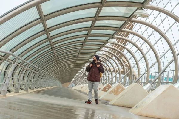 Jovem Turista Terceira Ponte Milênio Para Acessar Exposição Internacional Cidade — Fotografia de Stock