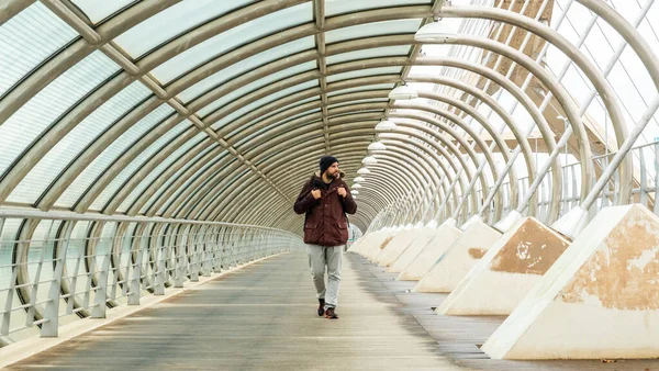Jovem Turista Visitando Terceira Ponte Milênio Para Acessar Exposição Internacional — Fotografia de Stock