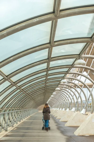 Una Joven Turista Que Visita Puente Del Tercer Milenio Para — Foto de Stock