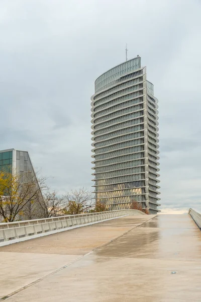 Puente Acceso Moderno Edificio Torre Del Agua Exposición Internacional Ciudad —  Fotos de Stock