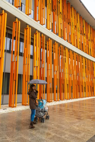 Una Joven Visitando Los Edificios Colores Rojo Naranja Amarillo Los —  Fotos de Stock