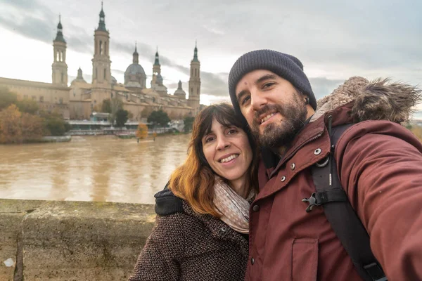 阿拉贡萨拉戈萨市Ebro河上的Senora Del Pilar修道院旁边的石桥上 一对恋人在日落时分 西班牙 — 图库照片