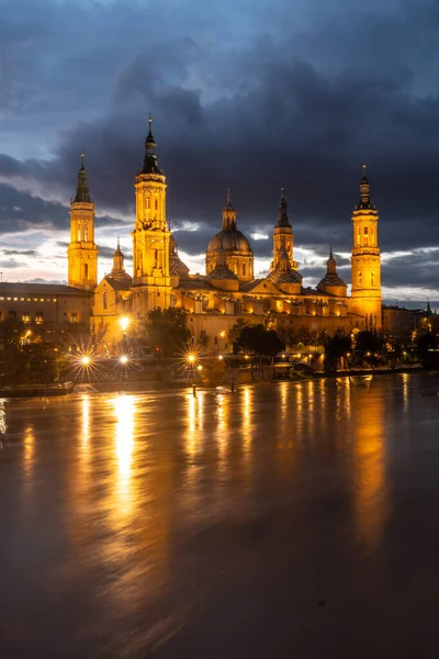 Bazilika De Nuestra Senora del Pilar gece Aragon 'un Zaragoza kentindeki Ebro nehrinden aydınlandı. İspanya