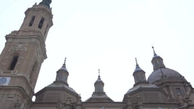 Aragon 'daki Ebro nehrinin yanındaki Zaragoza şehrindeki Nuestra Seora del Pilar Bazilikası' nın yan panolarında. İspanya, 4k video