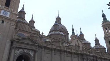 Aragon 'daki Ebro nehrinin yanındaki Zaragoza şehrindeki Nuestra Seora del Pilar Bazilikası' nın yan panolarında. İspanya, 4k video