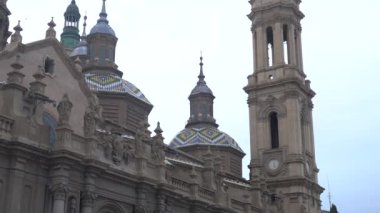 Aragon 'daki Ebro nehrinin yanındaki Zaragoza şehrindeki Nuestra Seora del Pilar Bazilikası' nın yan panolarında. İspanya, 4k video