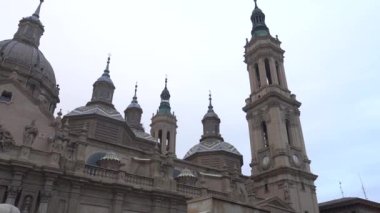 Aragon 'daki Ebro nehrinin yanındaki Zaragoza şehrindeki Nuestra Seora del Pilar Bazilikası. İspanya, 4k video